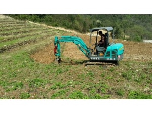 DL微型挖掘機(jī)農(nóng)田開(kāi)墾