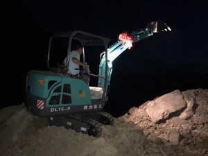 15型微信挖掘機(jī)加班作業(yè)